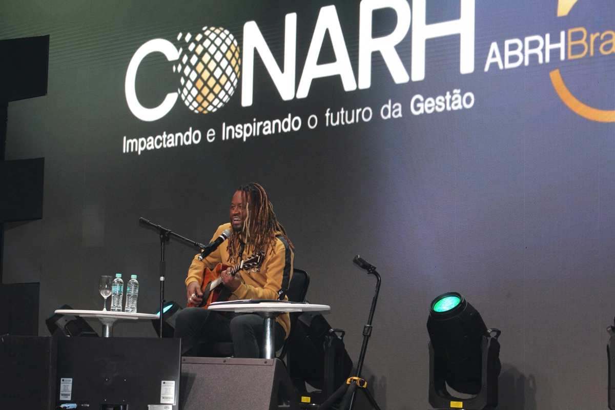 Toni Garrido fala sobre liderança na cerimônia de encerramento do CONARH 2024 Toni Garrido fala sobre liderança na cerimônia de encerramento do CONARH 2024