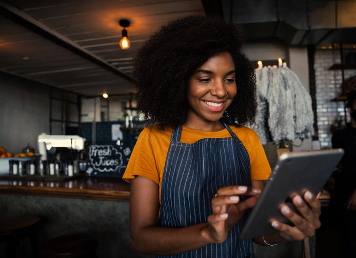 Atendente com tablet nas mãos Atendente com tablet nas mãos