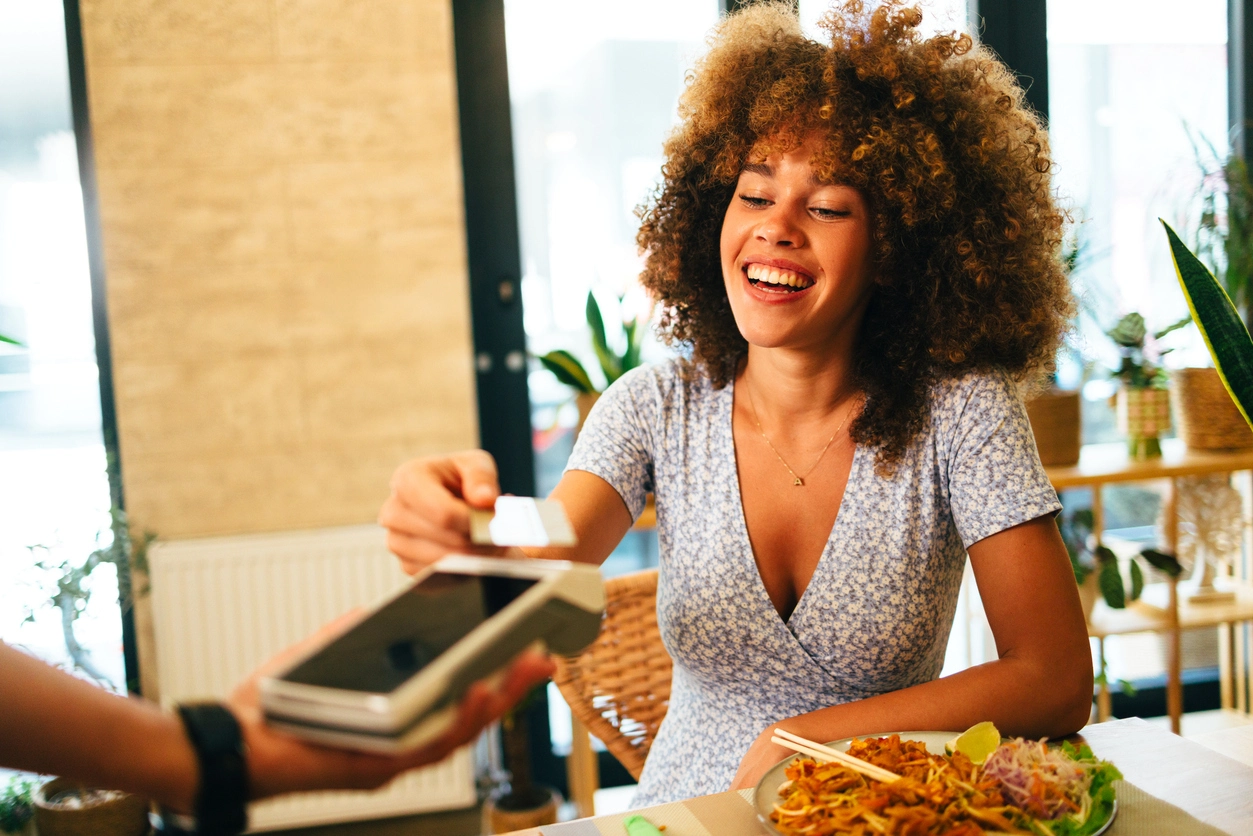 Vale-alimentação e vale-refeição: como escolher para seu time?