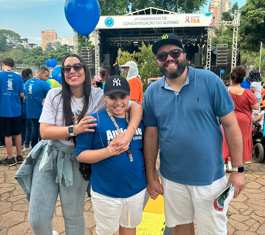 Thamiris Barreto Silva e Wellington Duarte Pinheiro, ao lado do filho Samuel