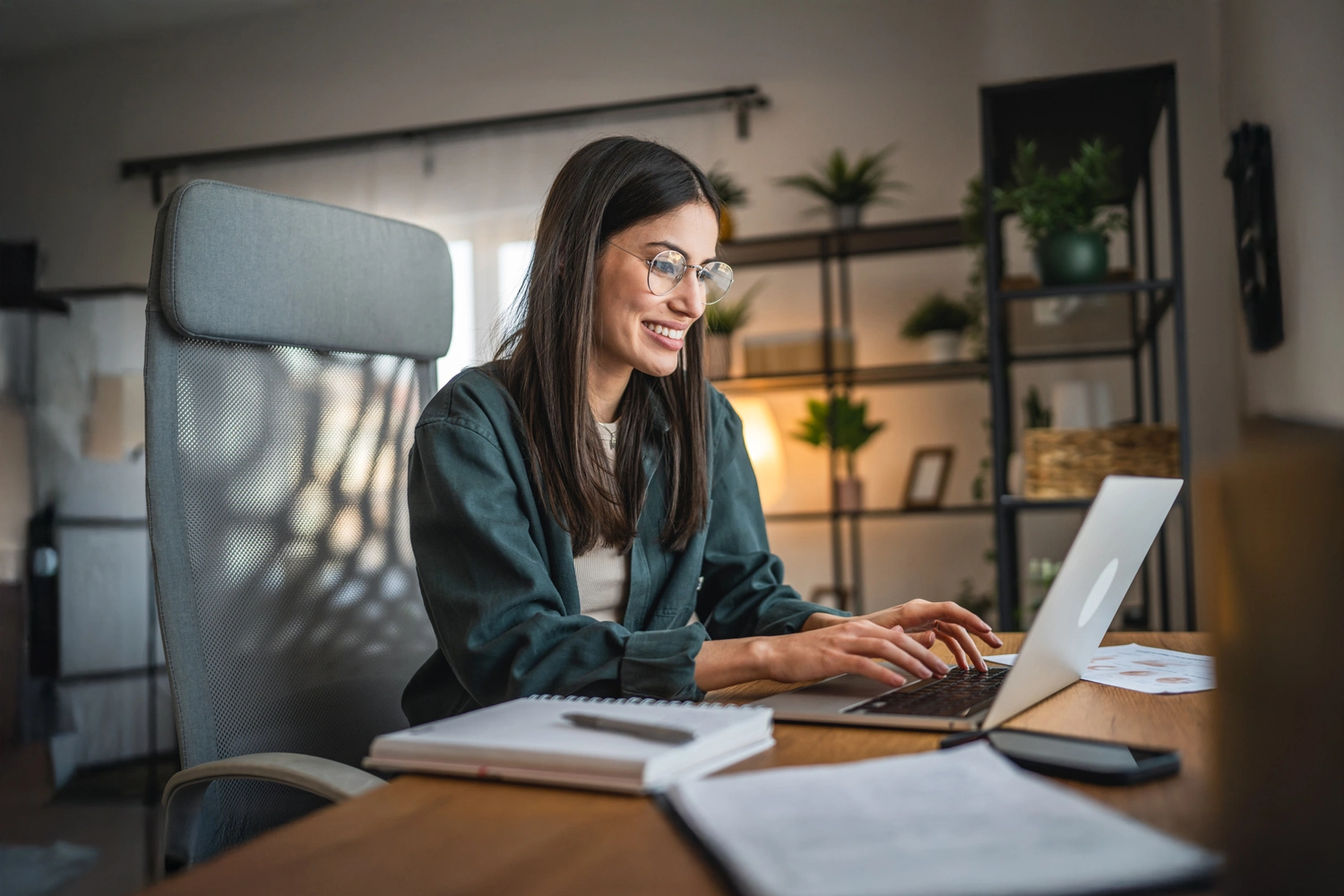 Ergonomia no home office: como o RH pode proteger a saúde do time que trabalha de casa